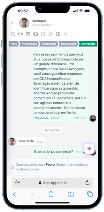 LeadWhats em produção no celular — conversa com lead qualificado pelo pipeline Kanban do CRM do LeadCNPJ.